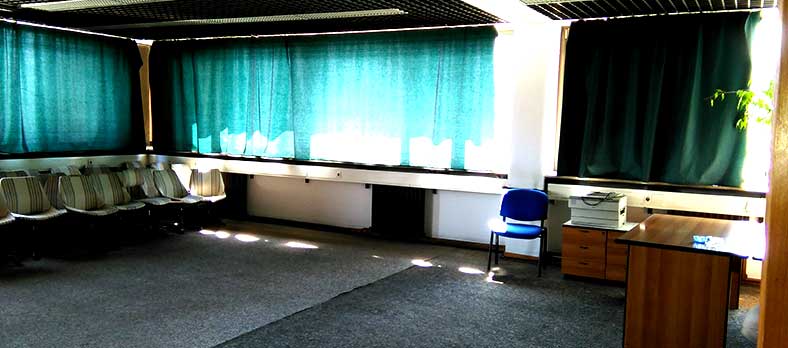 Sala za konferencije sa ozvučenjem i prezentacijskom opremom.